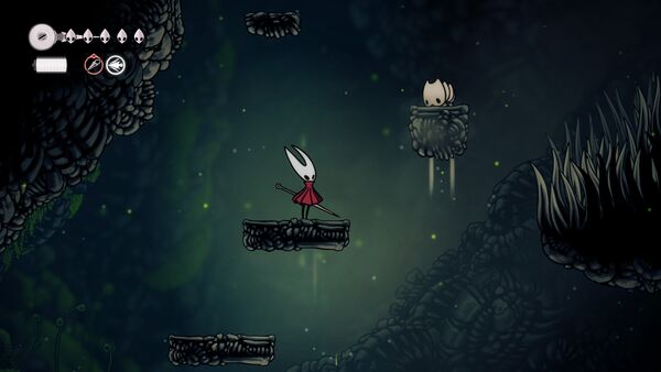 Un autre monstre à affronter, sur une plateforme, qui regarde Hornet dans Hollow Knight: Silksong